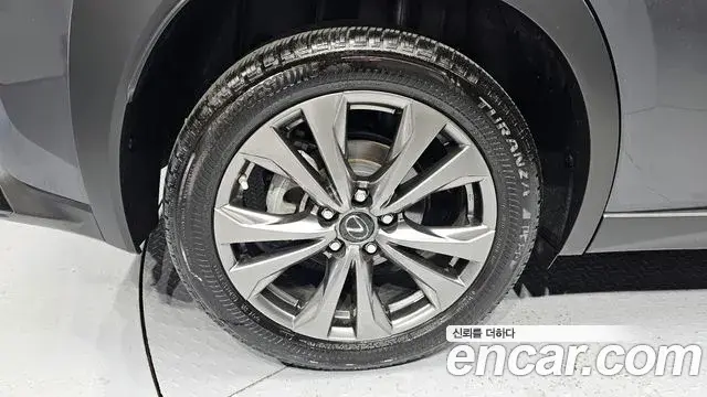 Lexus UX250h 2023 — Şəkil 11/30