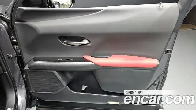 Lexus UX250h 2023 — Şəkil 13/30