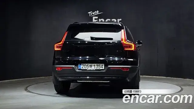 Volvo XC40 2025 — Photo 7/30