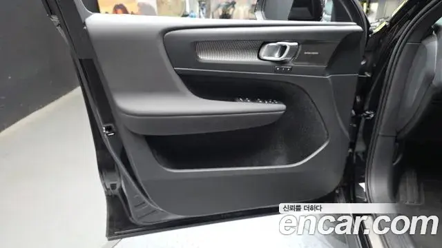 Volvo XC40 2025 — Photo 16/30