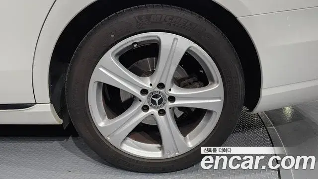 Mercedes-Benz E-Class 2018 — Şəkil 8/30