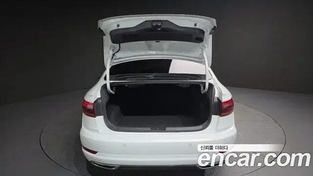 Volkswagen Jetta 2021 — ფოტო 30/32