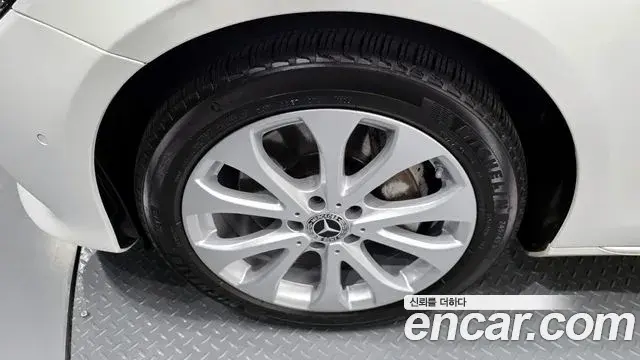 Mercedes-Benz E-Class 2018 — ფოტო 10/20