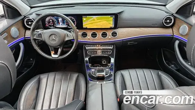 Mercedes-Benz E-Class 2018 — ფოტო 18/20