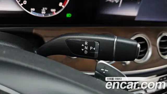 Mercedes-Benz E-Class 2018 — ფოტო 13/20