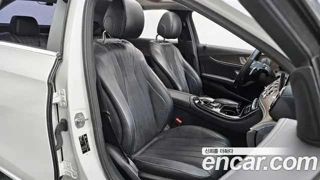 Mercedes-Benz E-Class 2018 — ფოტო 14/20