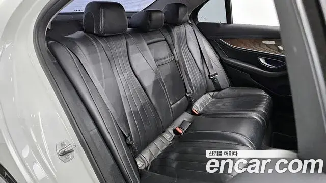 Mercedes-Benz E-Class 2018 — ფოტო 17/20