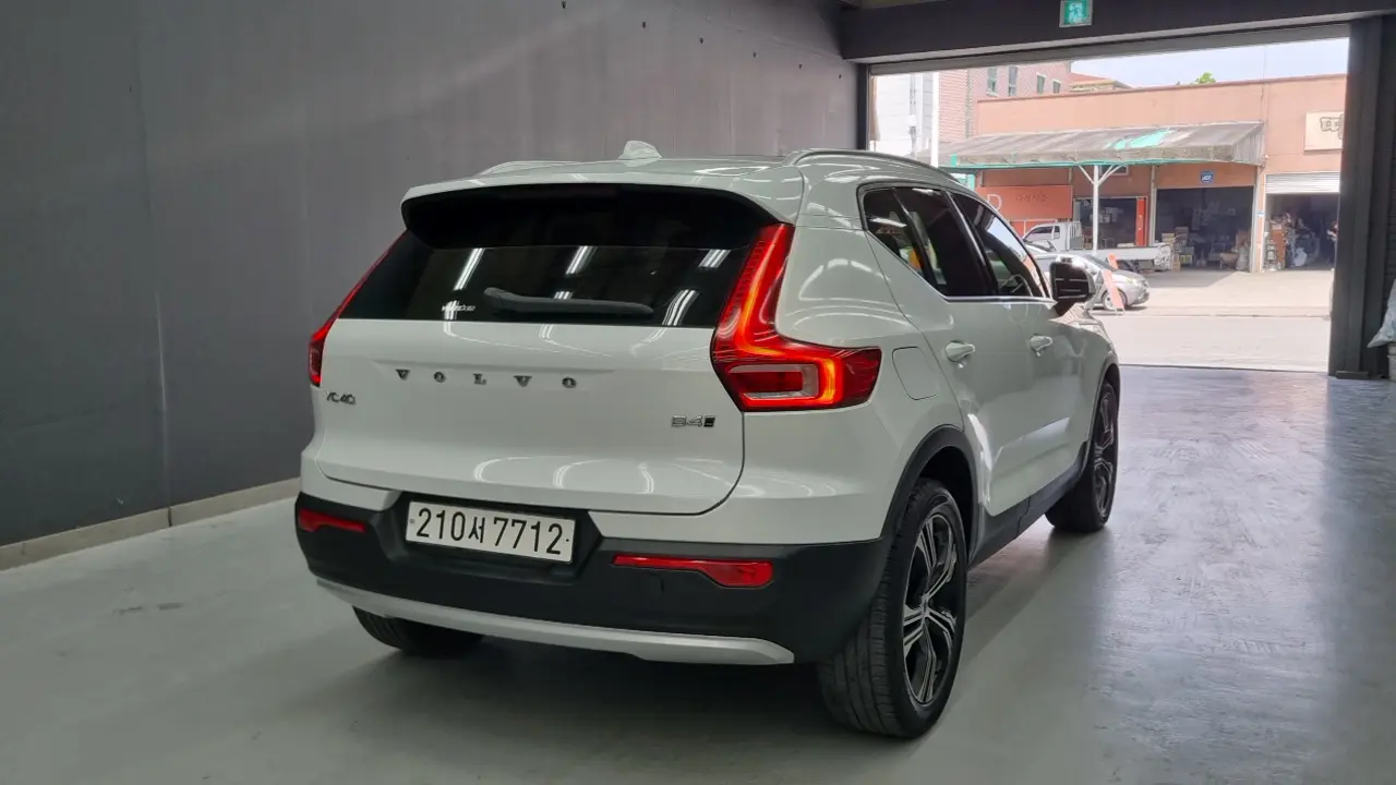 Volvo XC40 2021 — Фото 1/20