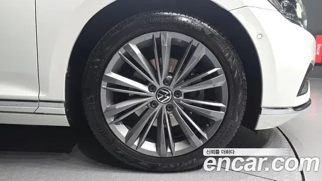 Volkswagen Passat GT 2021 — Şəkil 25/33
