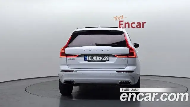 Volvo XC60 2021 — Şəkil 23/38