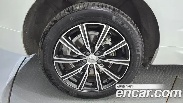 Volvo XC60 2021 — Şəkil 13/38