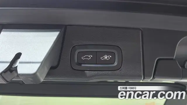 Volvo XC60 2021 — Şəkil 17/38