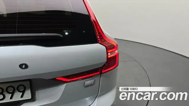 Volvo XC60 2021 — Şəkil 7/38