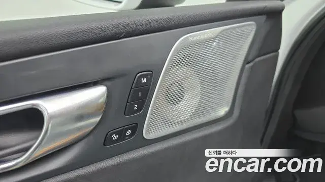 Volvo XC60 2021 — Şəkil 26/38