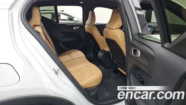 Volvo XC40 2020 — Şəkil 1/30