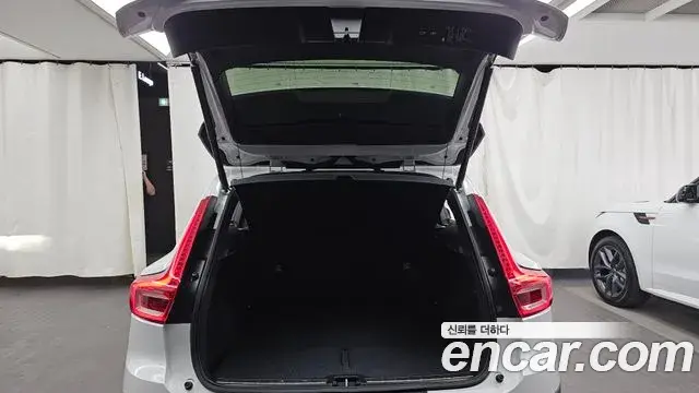 Volvo XC40 2020 — Şəkil 29/30