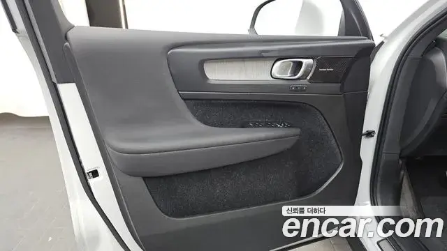 Volvo XC40 2020 — Şəkil 27/30