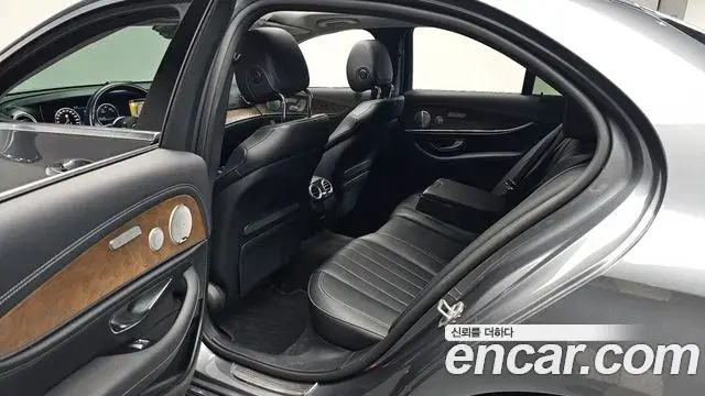 Mercedes-Benz E-Class 2020 — ფოტო 17/35