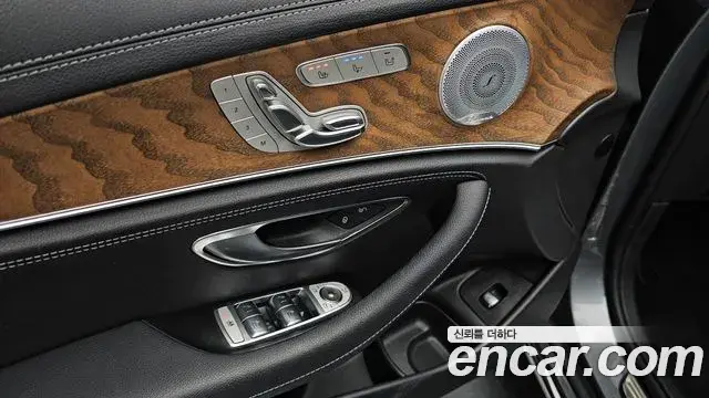 Mercedes-Benz E-Class 2020 — ფოტო 31/35