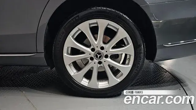 Mercedes-Benz E-Class 2020 — ფოტო 20/35