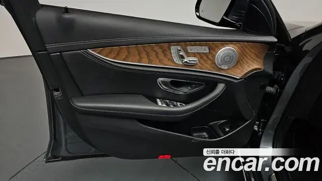 Mercedes-Benz E-Class 2020 — ფოტო 26/35