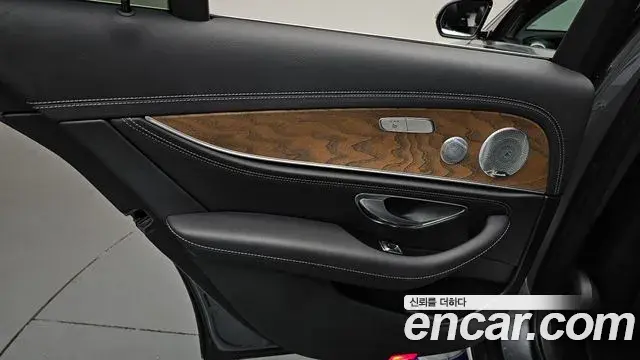 Mercedes-Benz E-Class 2020 — ფოტო 29/35