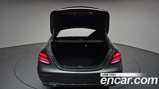 Mercedes-Benz E-Class 2020 — ფოტო 33/35