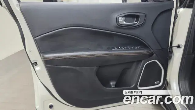 Jeep Compass 2019 — ფოტო 32/34