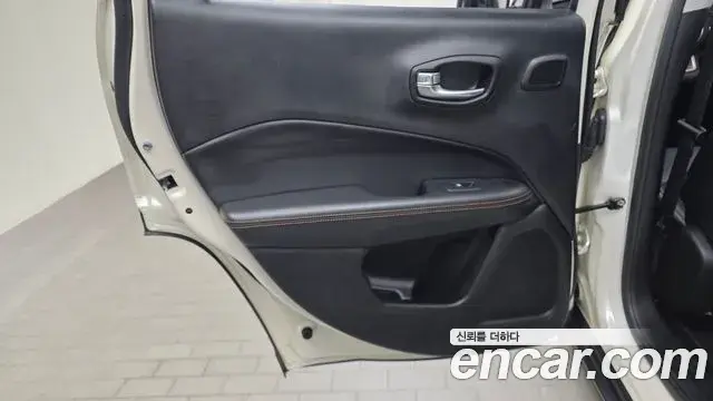Jeep Compass 2019 — ფოტო 28/34