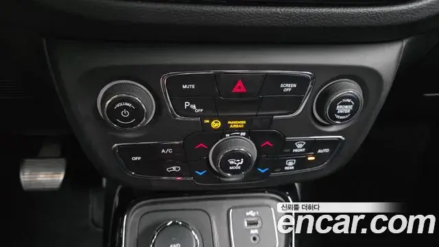 Jeep Compass 2019 — ფოტო 13/34