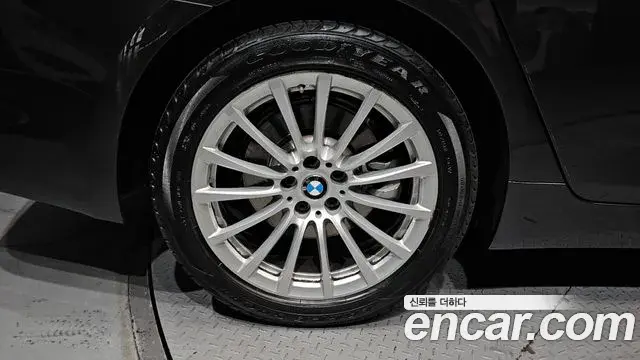 BMW 5 Series 2019 — Şəkil 7/31