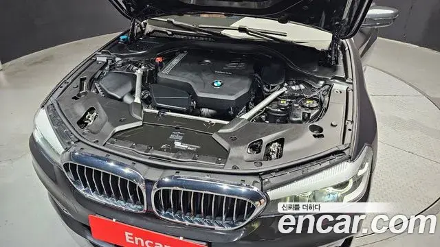 BMW 5 Series 2019 — Şəkil 18/31