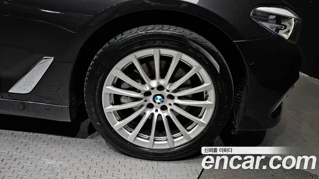 BMW 5 Series 2019 — Şəkil 26/31