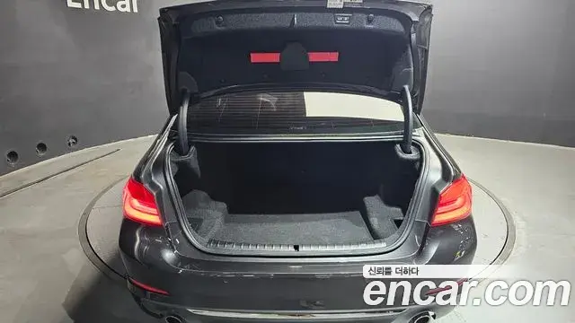 BMW 5 Series 2019 — Şəkil 10/31