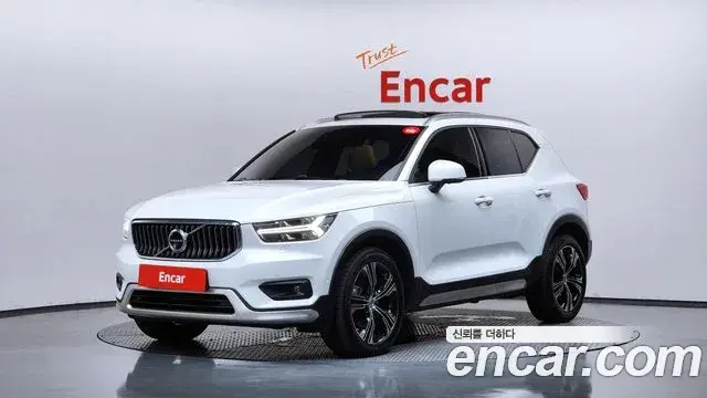 Volvo XC40 2021 — ფოტო 1/20