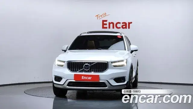 Volvo XC40 2021 — ფოტო 18/20