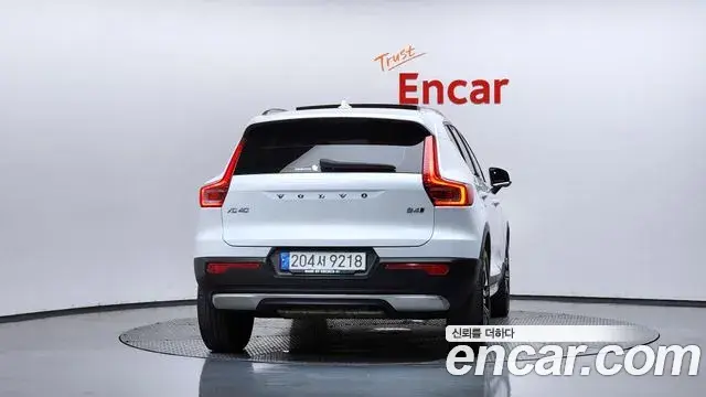 Volvo XC40 2021 — ფოტო 13/20