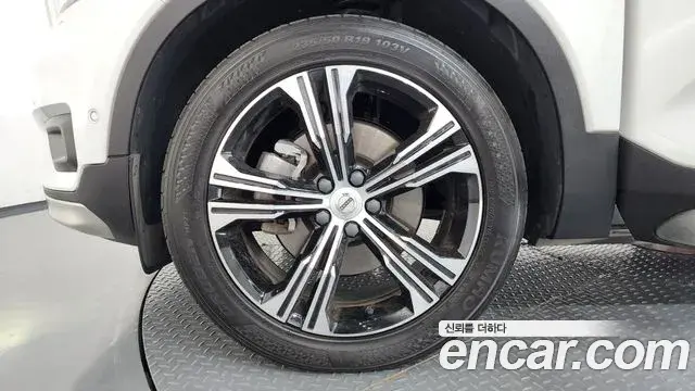 Volvo XC40 2021 — ფოტო 14/20