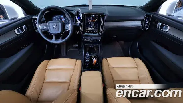 Volvo XC40 2021 — ფოტო 8/20