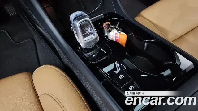 Volvo XC40 2021 — ფოტო 2/20