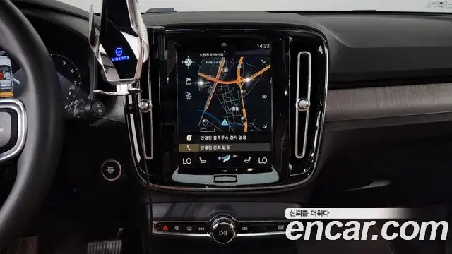 Volvo XC40 2021 — ფოტო 15/20