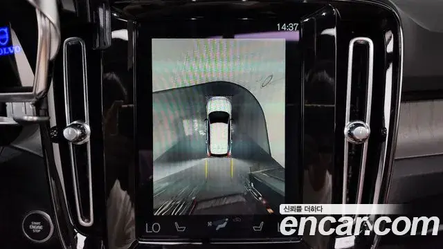 Volvo XC40 2021 — ფოტო 17/20