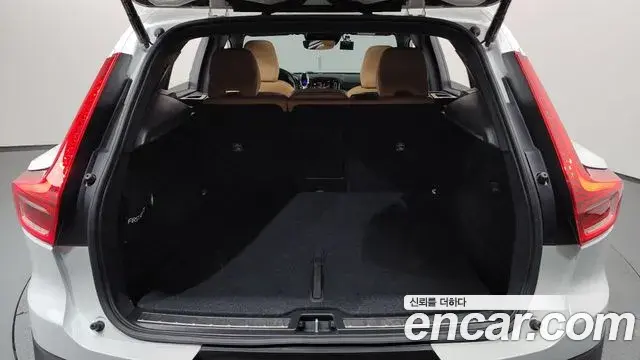 Volvo XC40 2021 — ფოტო 19/20