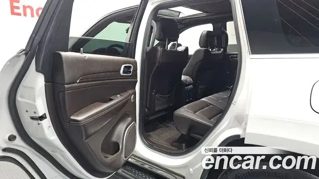 Jeep Grand Cherokee 2018 — Şəkil 14/20