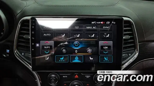 Jeep Grand Cherokee 2018 — Şəkil 18/20