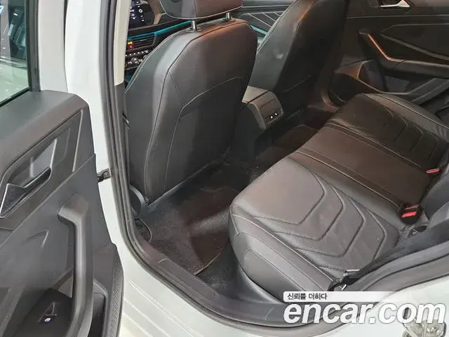 Volkswagen Jetta 2023 — ფოტო 11/20