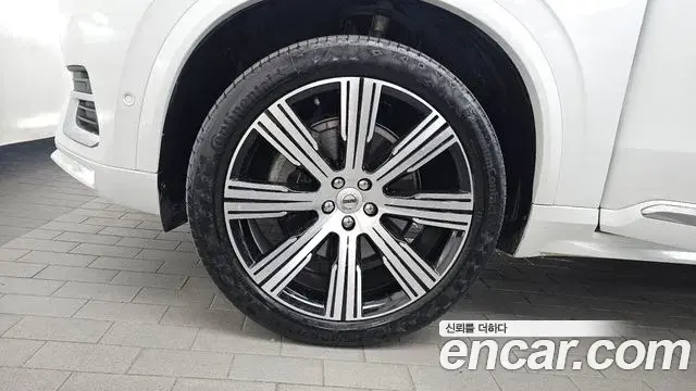 Volvo XC90 2023 — Şəkil 28/35