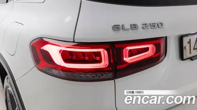 Mercedes-Benz GLB-Class 2022 — Фото 12/20