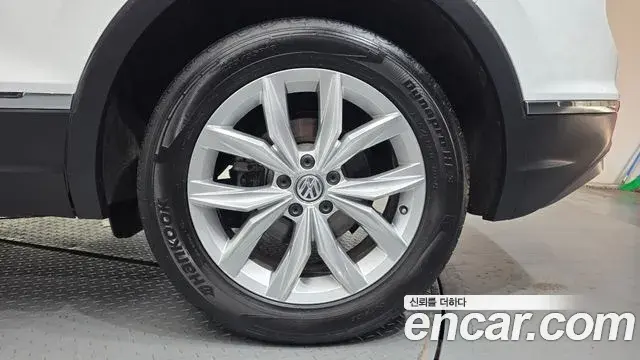Volkswagen Tiguan 2018 — Şəkil 15/32