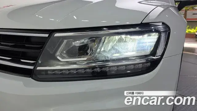 Volkswagen Tiguan 2018 — Şəkil 32/32